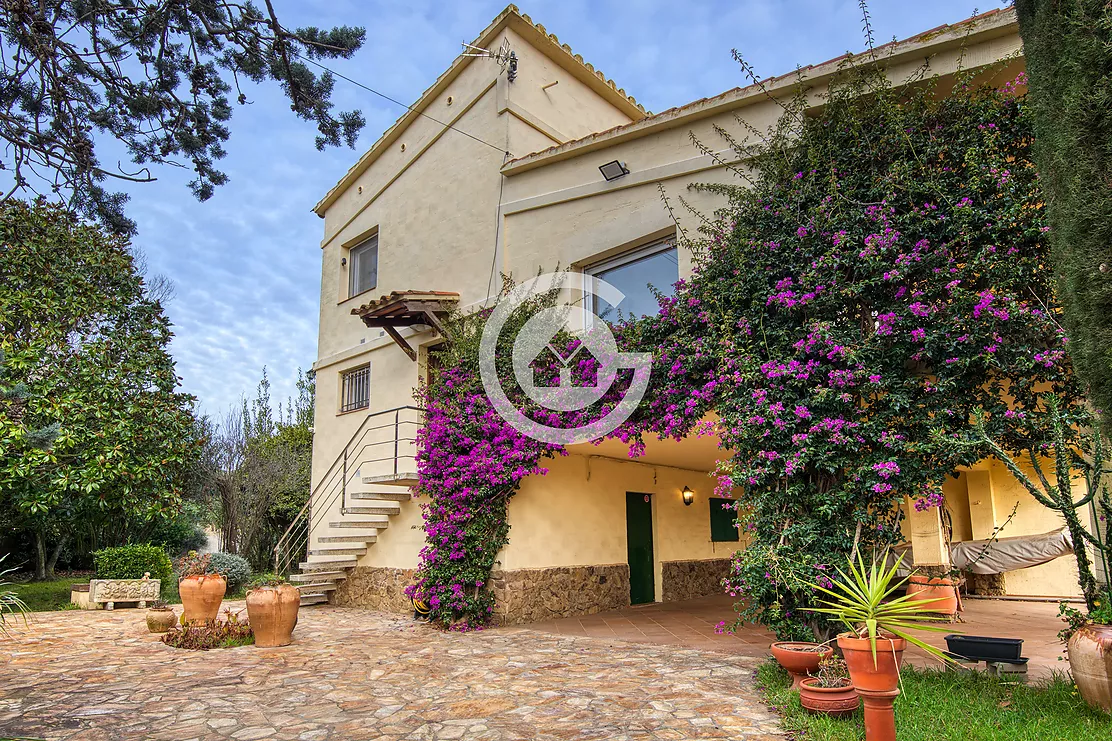 Casa amb jardí amb moltes possibilitats a Vall-Llobrega
