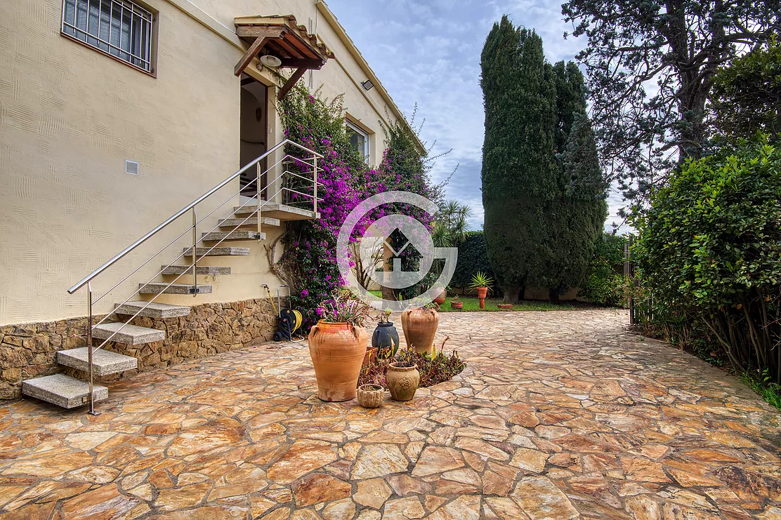 Casa con jardín con muchas posibilidades en Vall-Llobrega