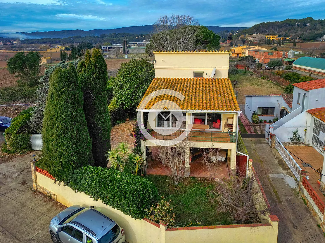 Casa con jardín con muchas posibilidades en Vall-Llobrega