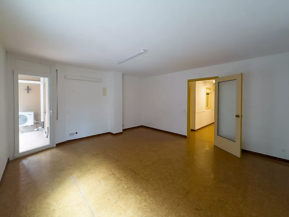 Central Apartment with 4 Bedrooms: An Opportunity to Seize