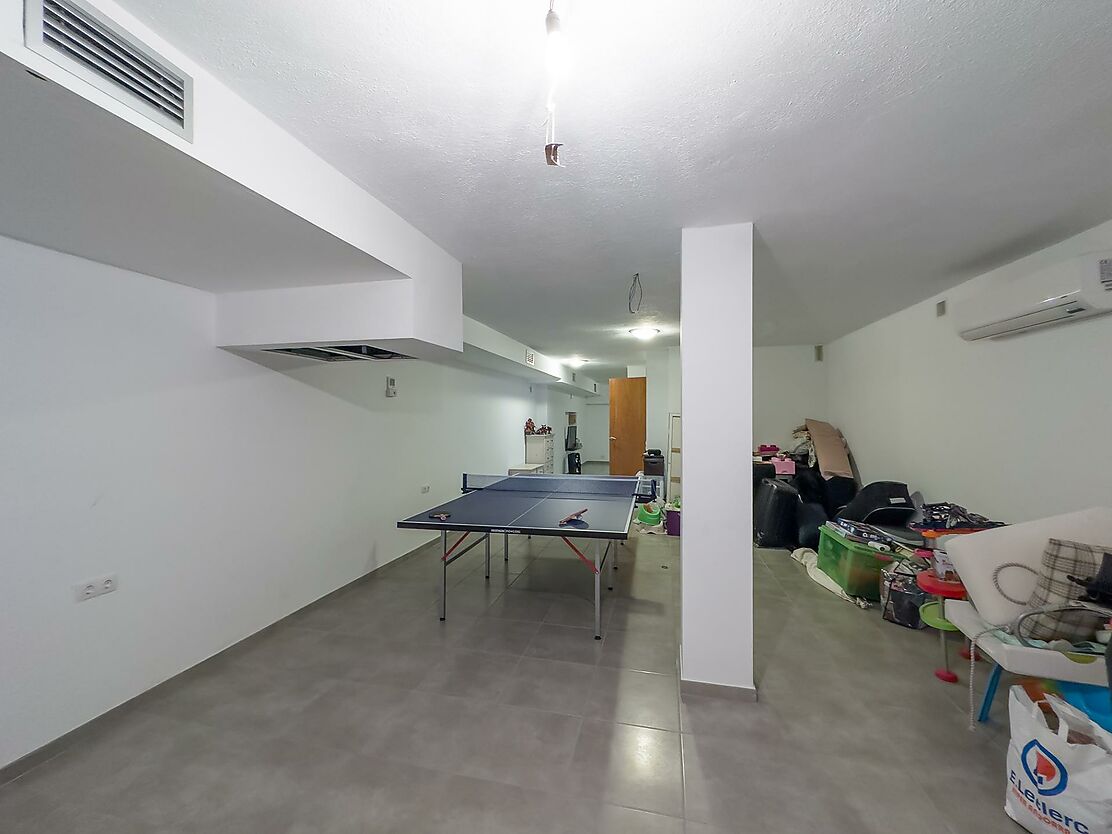Casa exclusiva con piscina en Urbanización.