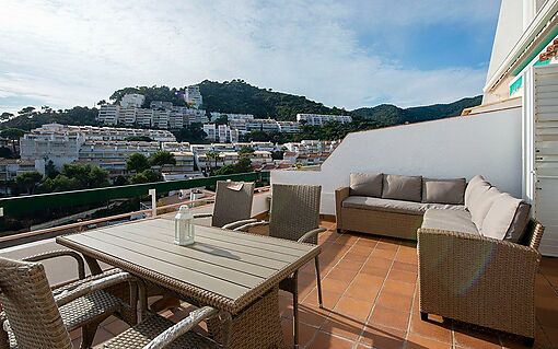 Este Dúplex de gran belleza en la Urbanización Cala Salions, en Tossa de Mar, te encatará.