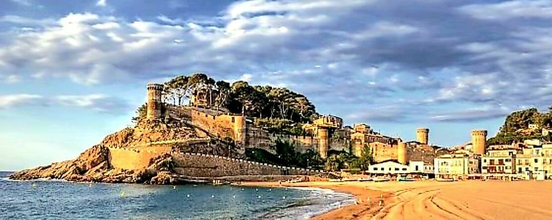 Este Dúplex de gran belleza en la Urbanización Cala Salions, en Tossa de Mar, te encatará.