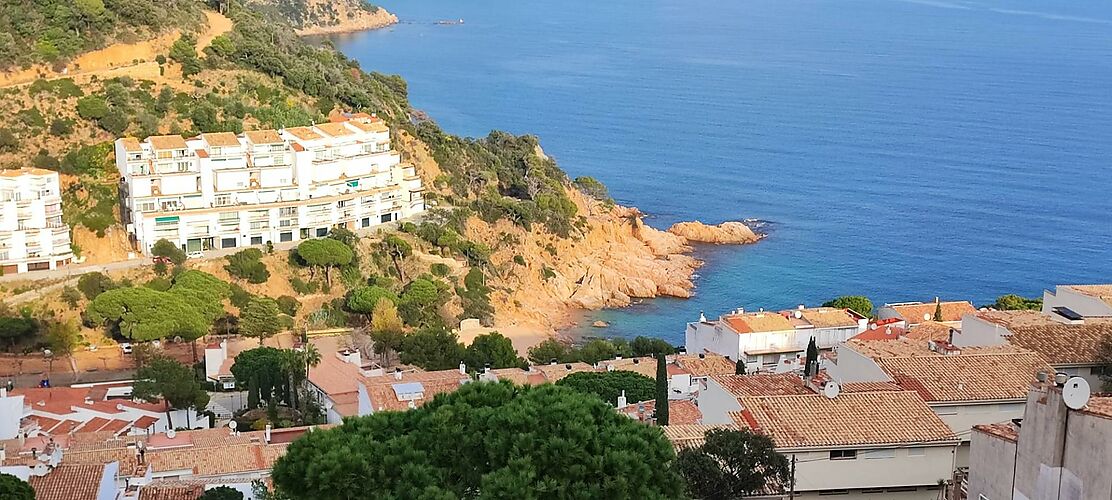 Este Dúplex de gran belleza en la Urbanización Cala Salions, en Tossa de Mar, te encatará.