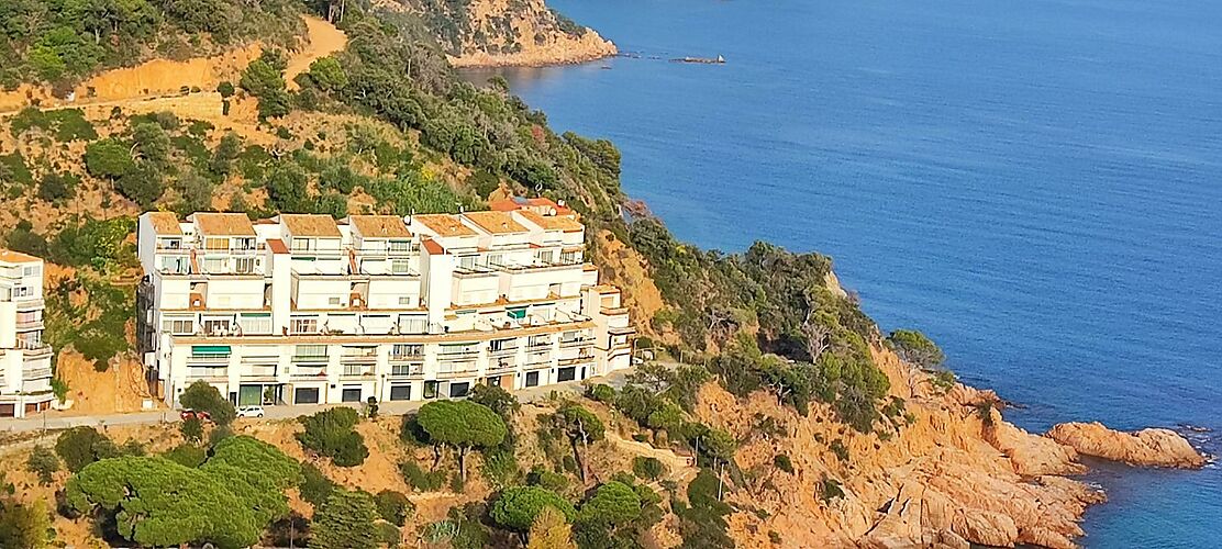 Este Dúplex de gran belleza en la Urbanización Cala Salions, en Tossa de Mar, te encatará.