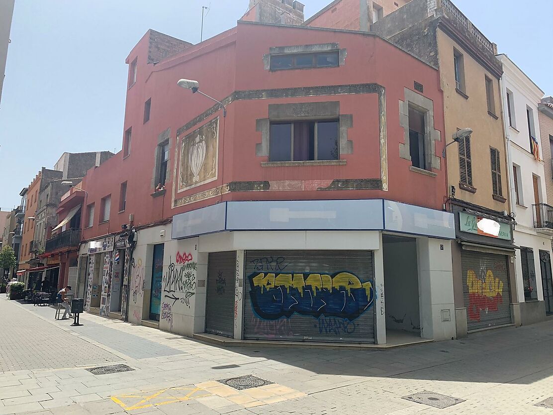 EDIFICIO SITUADO EN FRENTE DE LA IGLESIA DE MALGRAT DE MAR