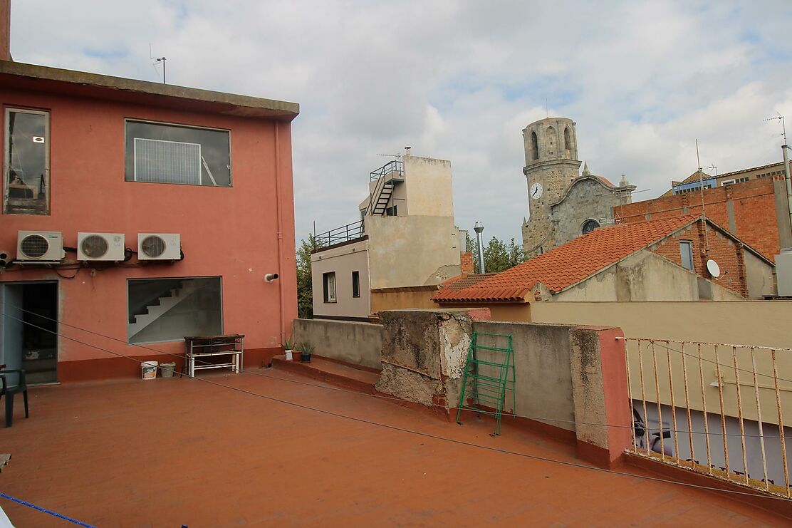 EDIFICI SITUAT DAVANT DE L'ESGLÉSIA DE MALGRAT DE MAR