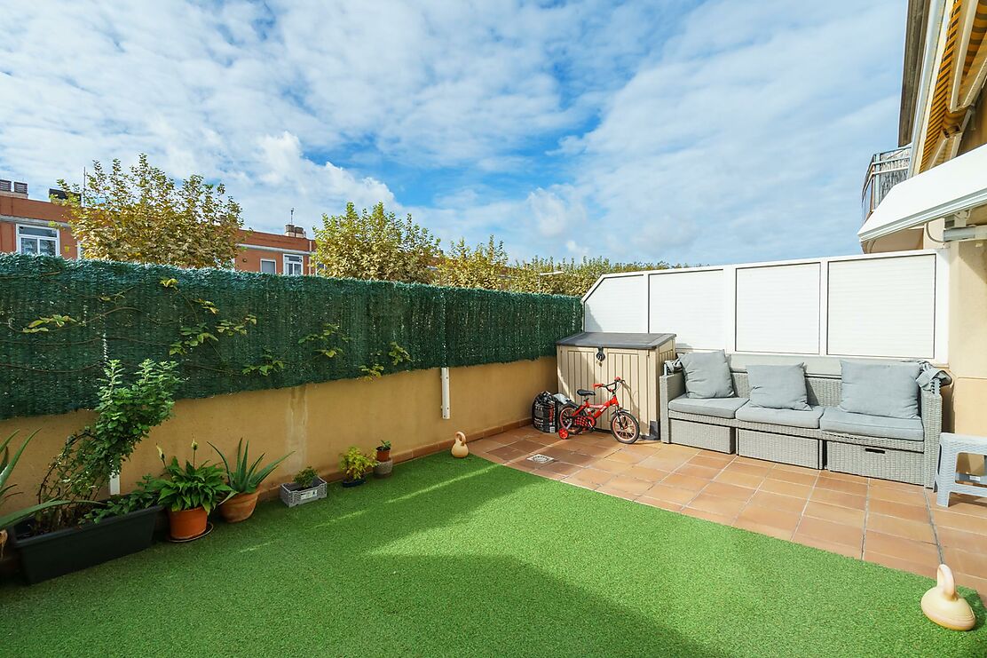 Impecable piso de tres habitaciones con terraza en Palamós.