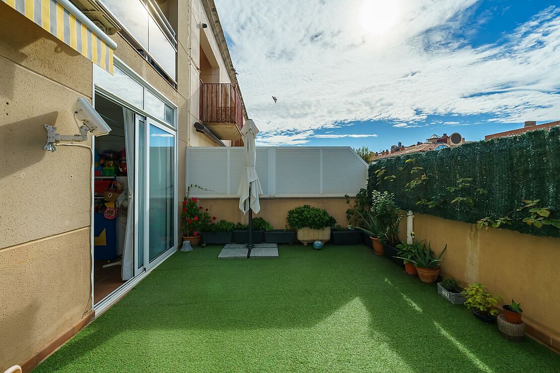 Impecable piso de tres habitaciones con terraza en Palamós.