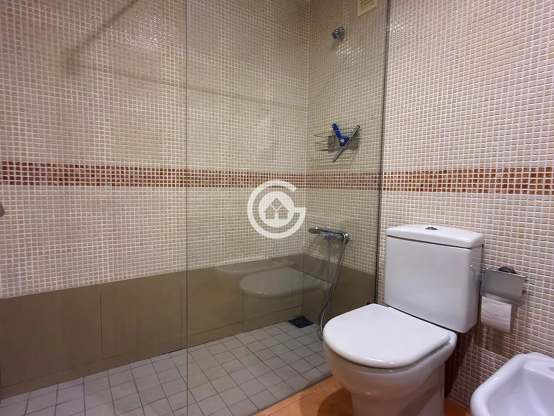 Pis ampli i lluminós al centre de Palafrugell amb ascensor.