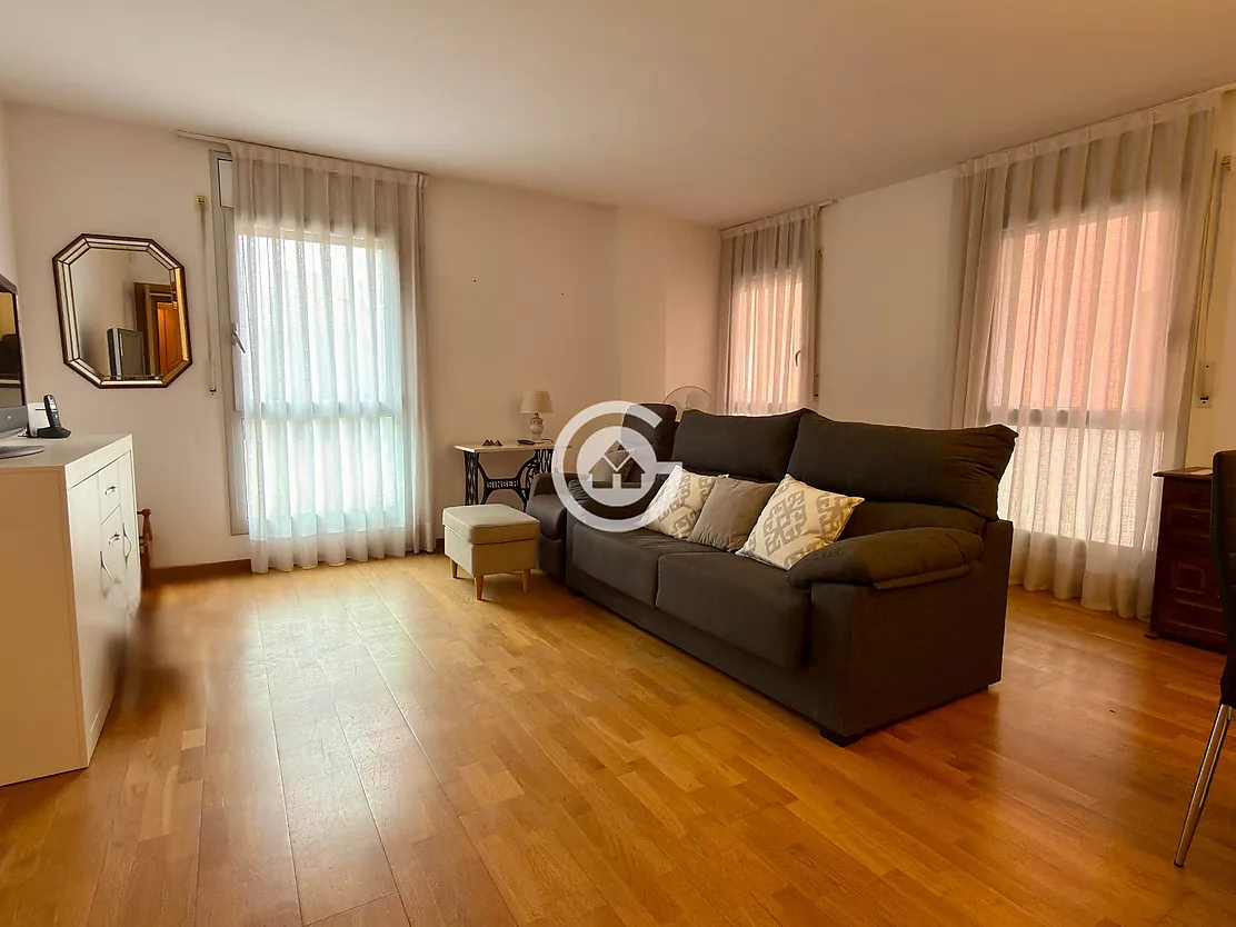 Pis ampli i lluminós al centre de Palafrugell amb ascensor.