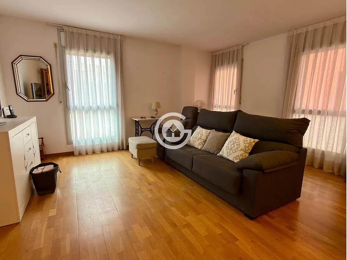 Pis ampli i lluminós al centre de Palafrugell amb ascensor.