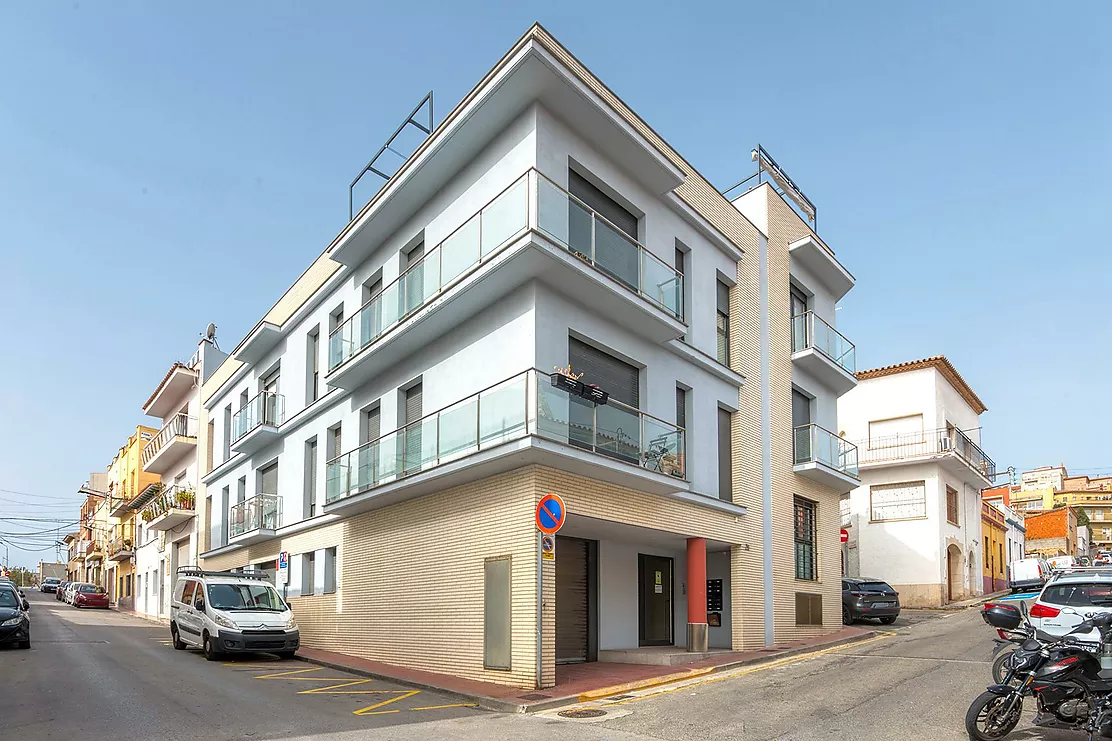 Pis llumin&oacute;s a punt per entrar a viure.- Sant Feliu de Gu&iacute;xols