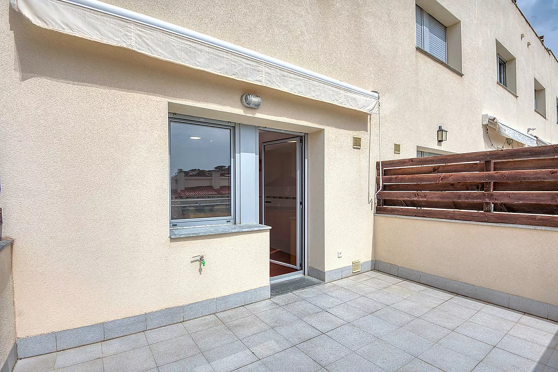 Semi-detached house with terraces and pool.- Sant Feliu de Guíxols