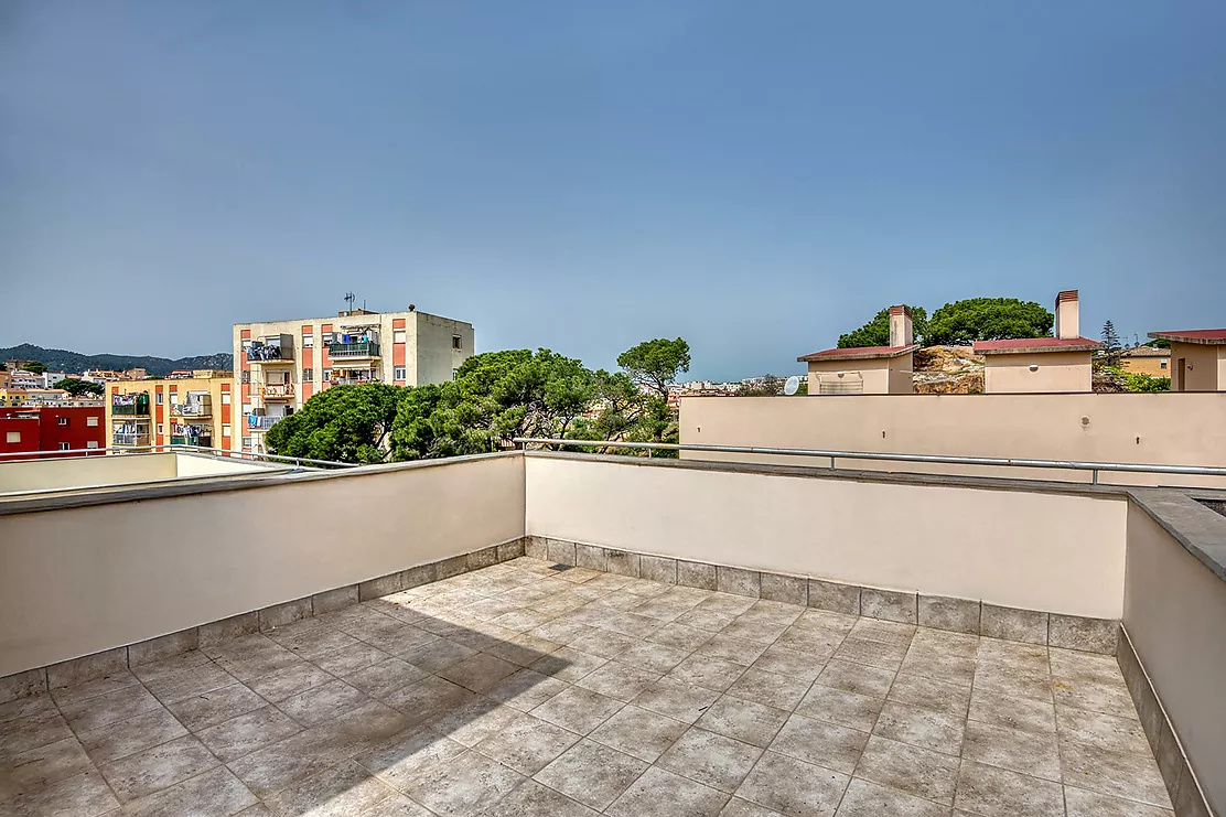Semi-detached house with terraces and pool.- Sant Feliu de Guíxols