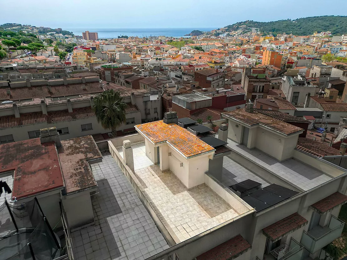 Semi-detached house with terraces and pool.- Sant Feliu de Guíxols