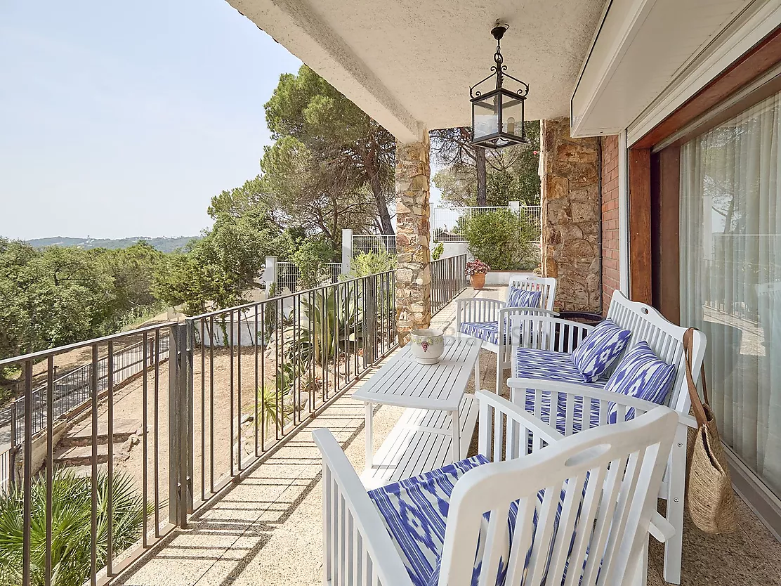Villa with great potential, a 2,000 m  plot and boundless spaces in Los Pinares