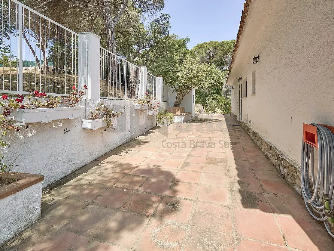 Villa with great potential, a 2,000 m  plot and boundless spaces in Los Pinares
