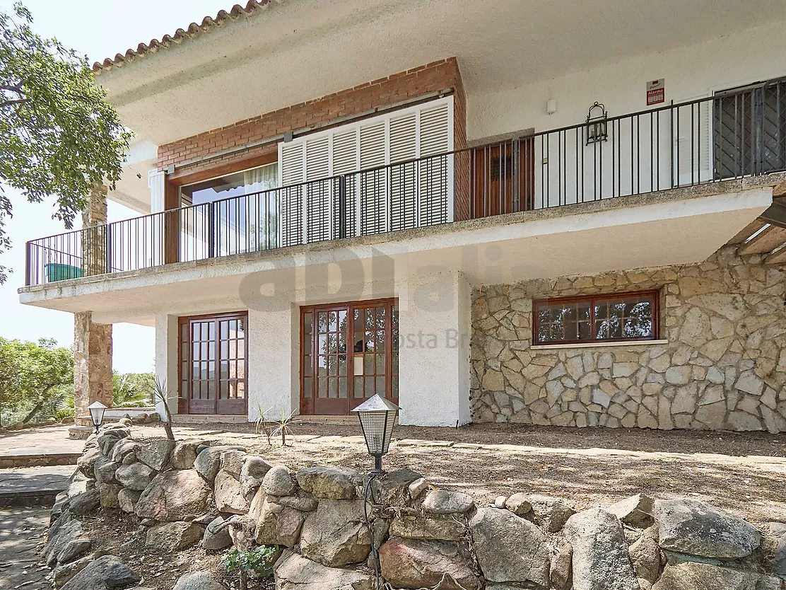 Villa with great potential, a 2,000 m  plot and boundless spaces in Los Pinares