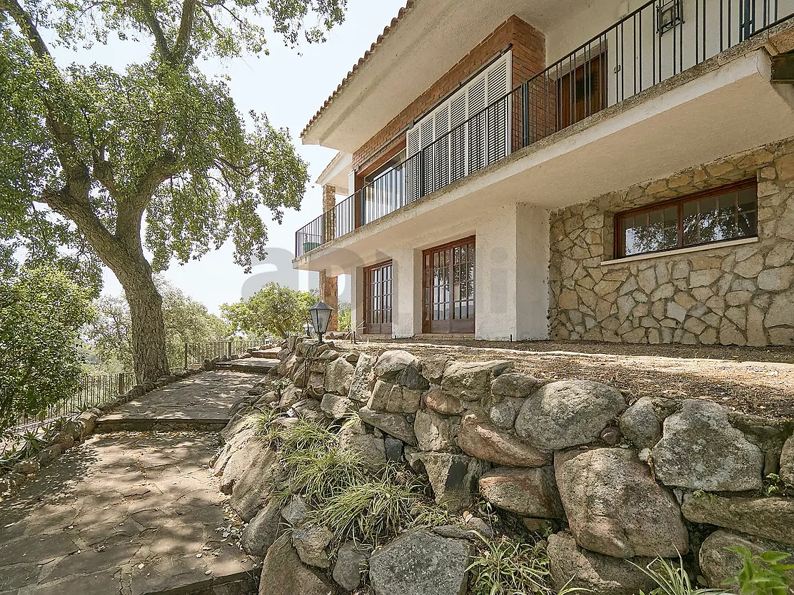 Villa with great potential, a 2,000 m  plot and boundless spaces in Los Pinares