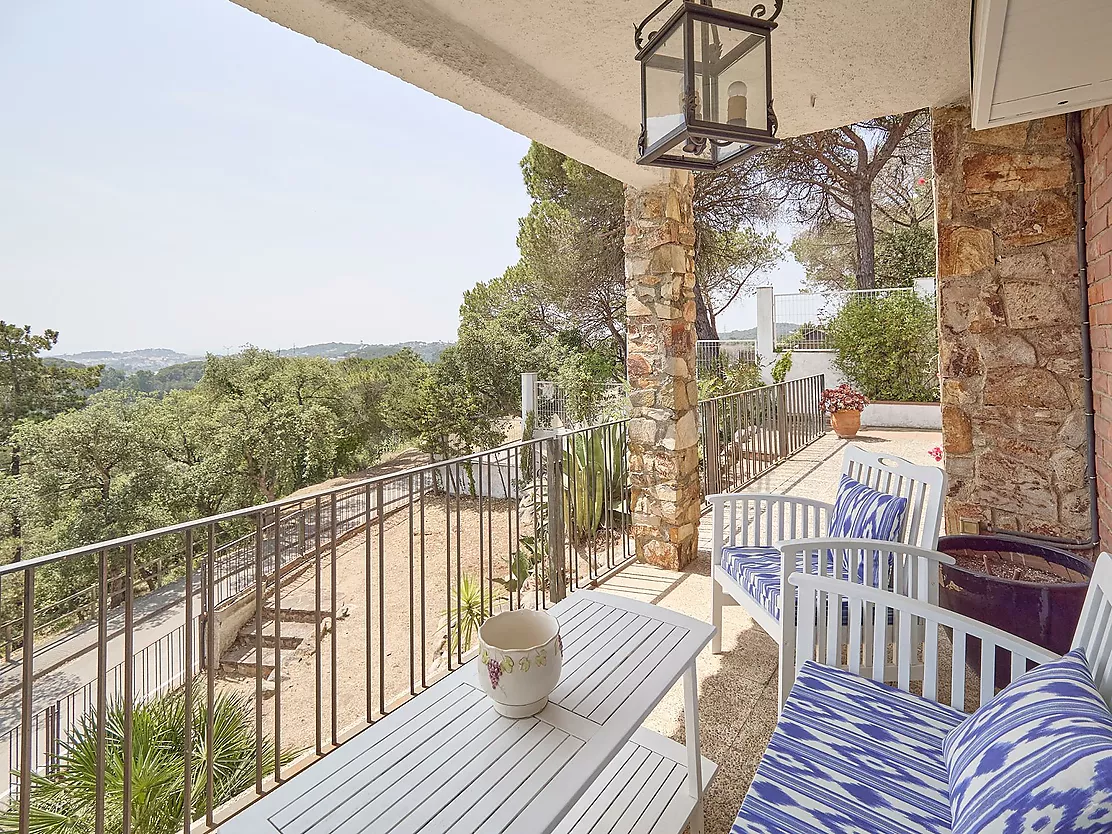 Villa with great potential, a 2,000 m  plot and boundless spaces in Los Pinares