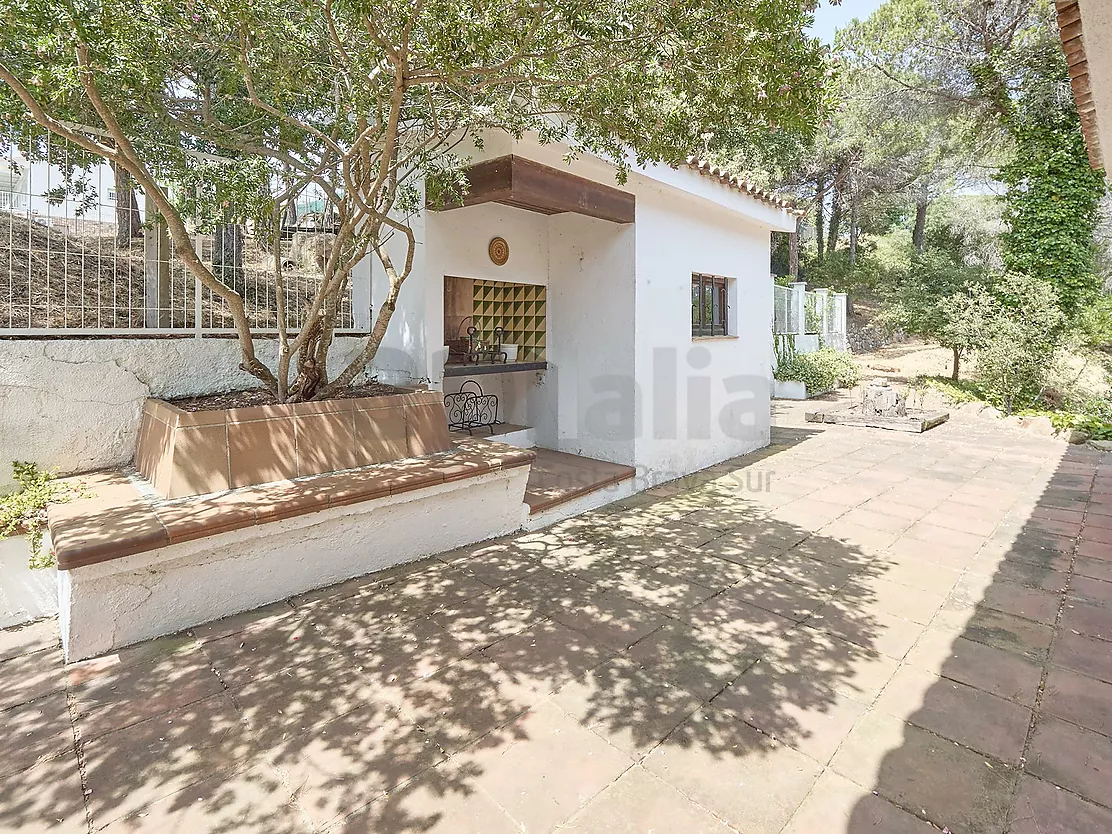 Villa with great potential, a 2,000 m  plot and boundless spaces in Los Pinares