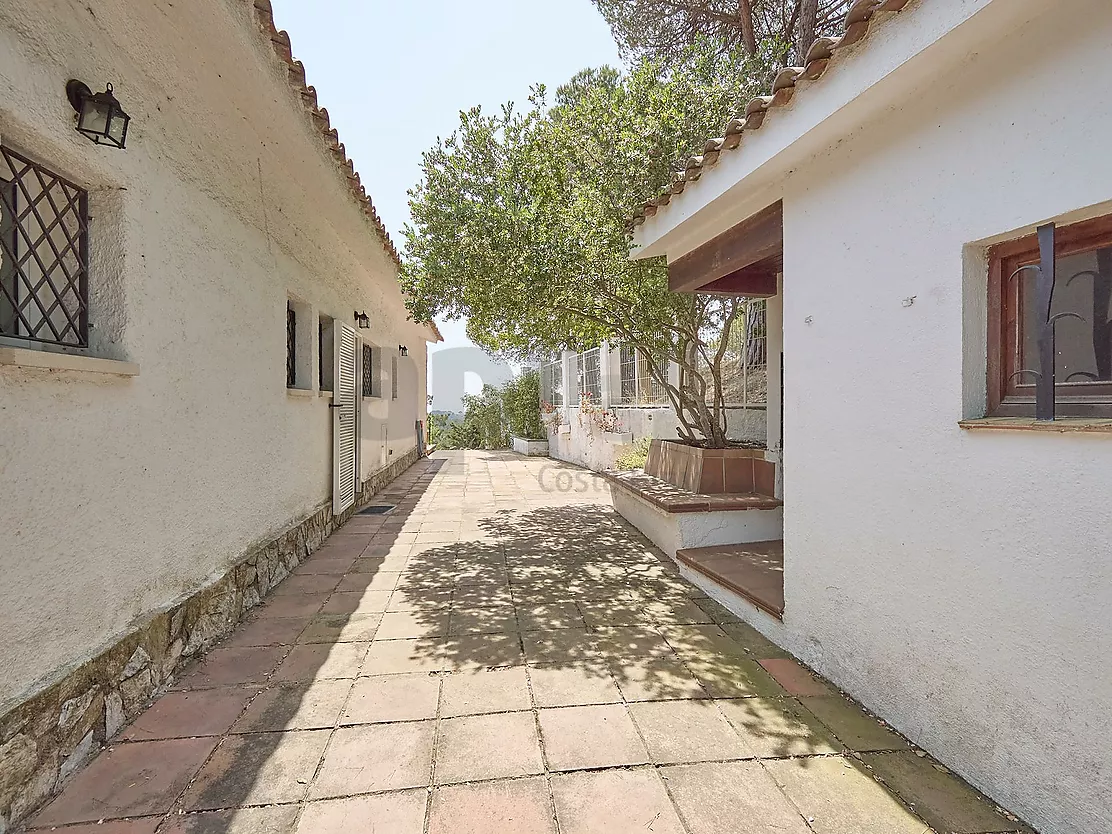 Villa with great potential, a 2,000 m  plot and boundless spaces in Los Pinares