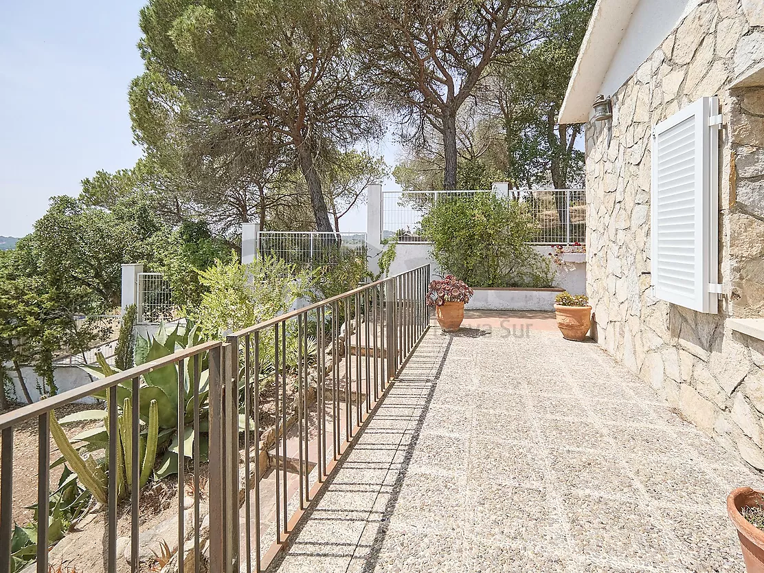 Villa with great potential, a 2,000 m  plot and boundless spaces in Los Pinares