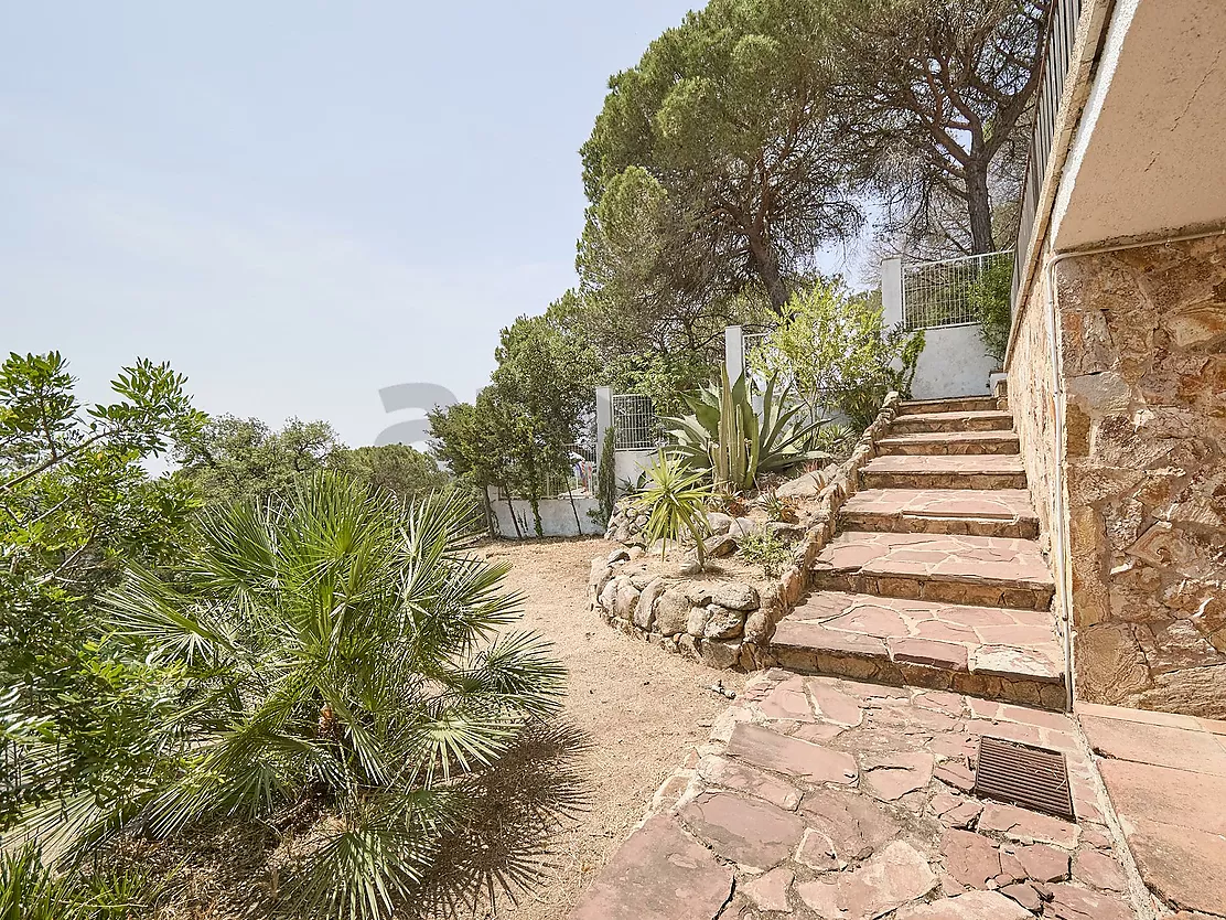 Villa with great potential, a 2,000 m  plot and boundless spaces in Los Pinares