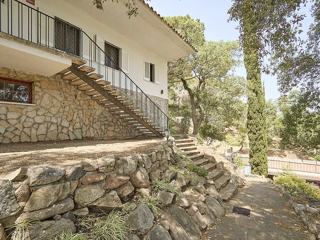 Villa with great potential, a 2,000 m  plot and boundless spaces in Los Pinares