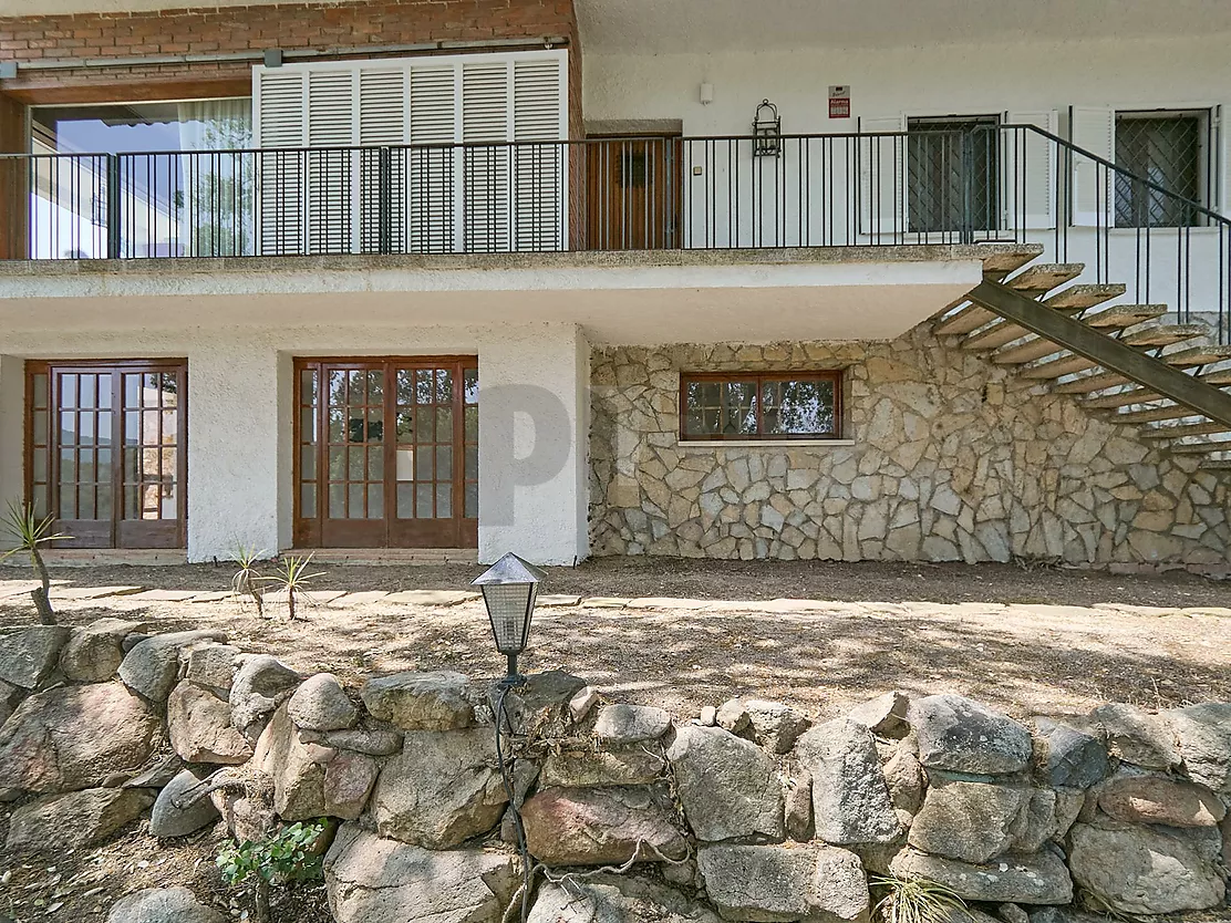 Villa with great potential, a 2,000 m  plot and boundless spaces in Los Pinares