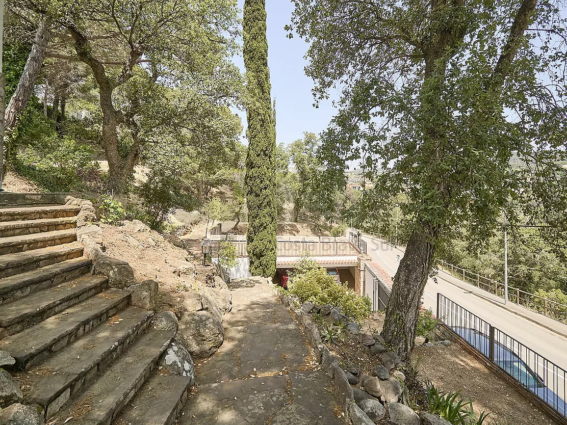 Villa with great potential, a 2,000 m  plot and boundless spaces in Los Pinares