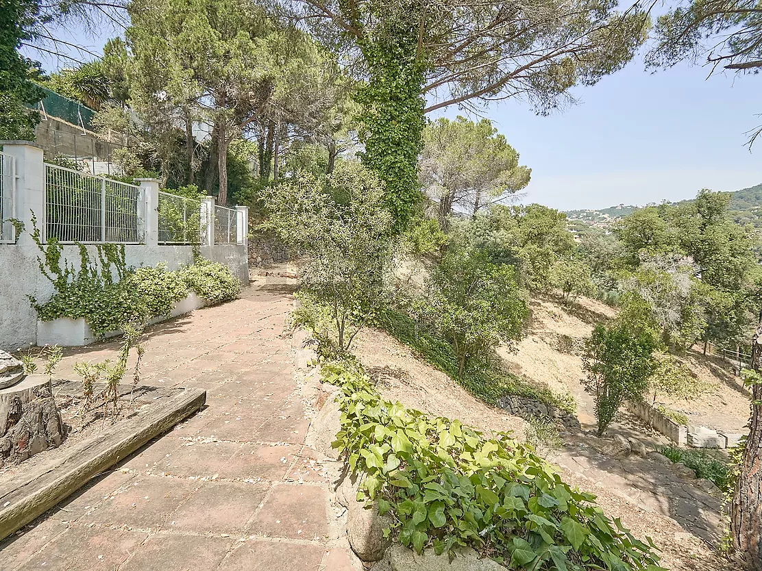 Villa with great potential, a 2,000 m  plot and boundless spaces in Los Pinares