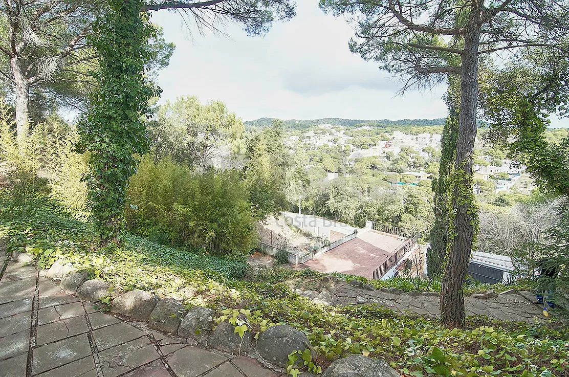 Villa with great potential, a 2,000 m  plot and boundless spaces in Los Pinares