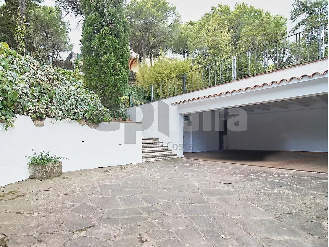 Villa with great potential, a 2,000 m  plot and boundless spaces in Los Pinares