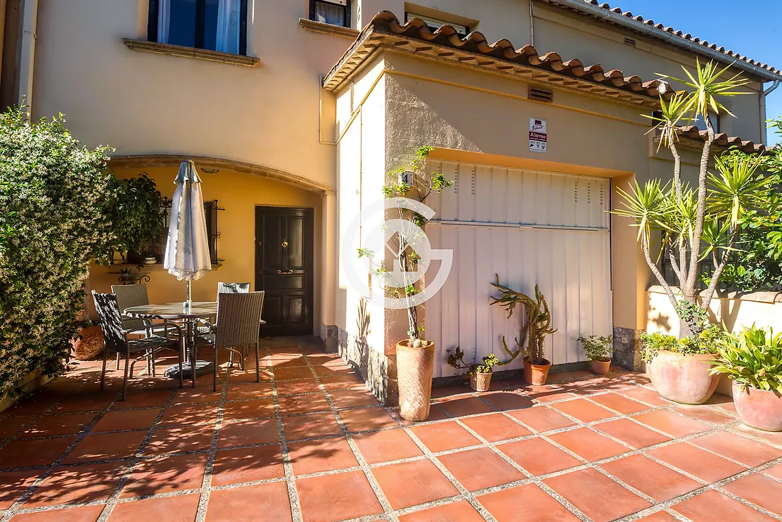 Acollidora casa adossada amb 3 habitacions , jardí privat en zona molt tranquil de Palafrugell