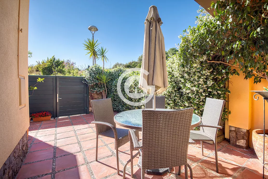 Acollidora casa adossada amb 3 habitacions , jardí privat en zona molt tranquil de Palafrugell
