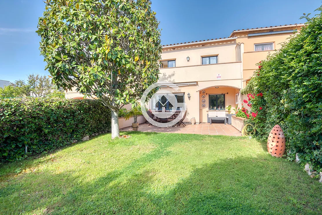 Acollidora casa adossada amb 3 habitacions , jardí privat en zona molt tranquil de Palafrugell