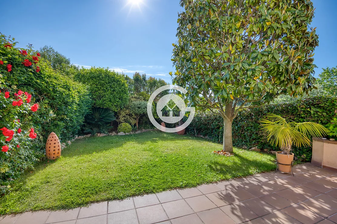 Acollidora casa adossada amb 3 habitacions , jardí privat en zona molt tranquil de Palafrugell