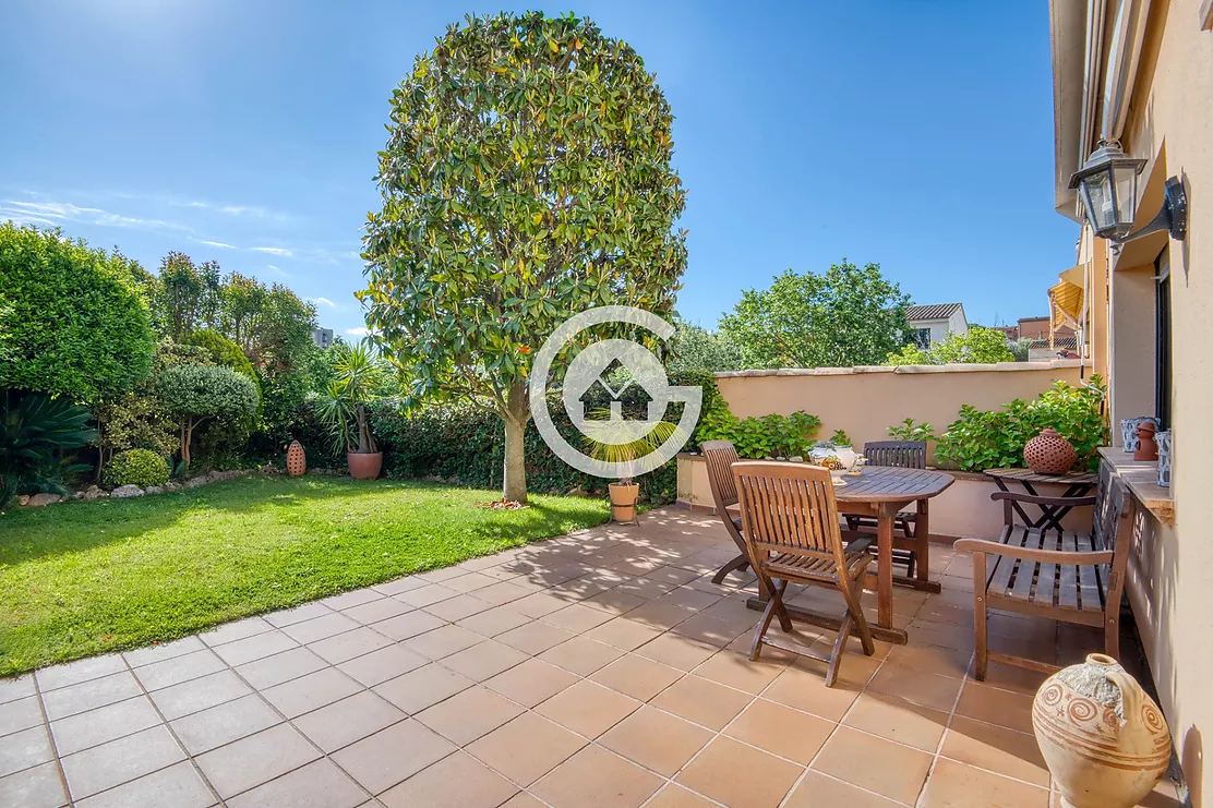 Acollidora casa adossada amb 3 habitacions , jardí privat en zona molt tranquil de Palafrugell