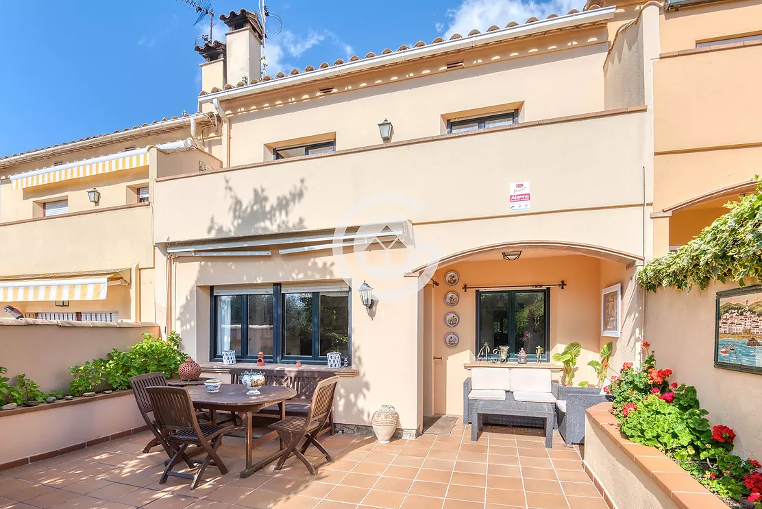 Acollidora casa adossada amb 3 habitacions , jardí privat en zona molt tranquil de Palafrugell