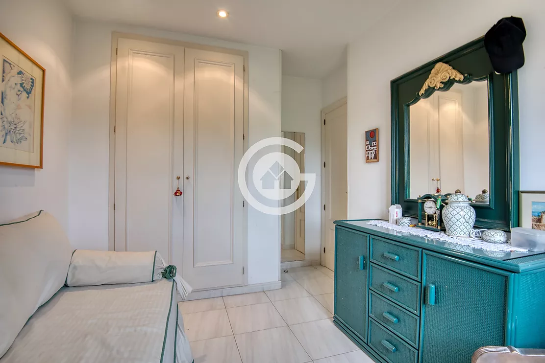 Acollidora casa adossada amb 3 habitacions , jardí privat en zona molt tranquil de Palafrugell
