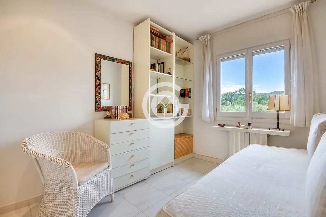Acollidora casa adossada amb 3 habitacions , jardí privat en zona molt tranquil de Palafrugell