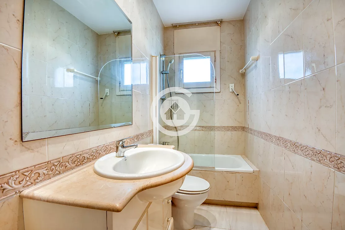 Acollidora casa adossada amb 3 habitacions , jardí privat en zona molt tranquil de Palafrugell