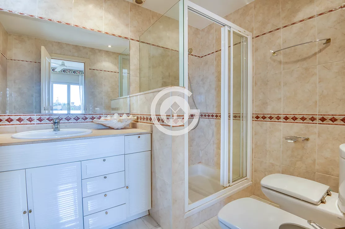 Acollidora casa adossada amb 3 habitacions , jardí privat en zona molt tranquil de Palafrugell