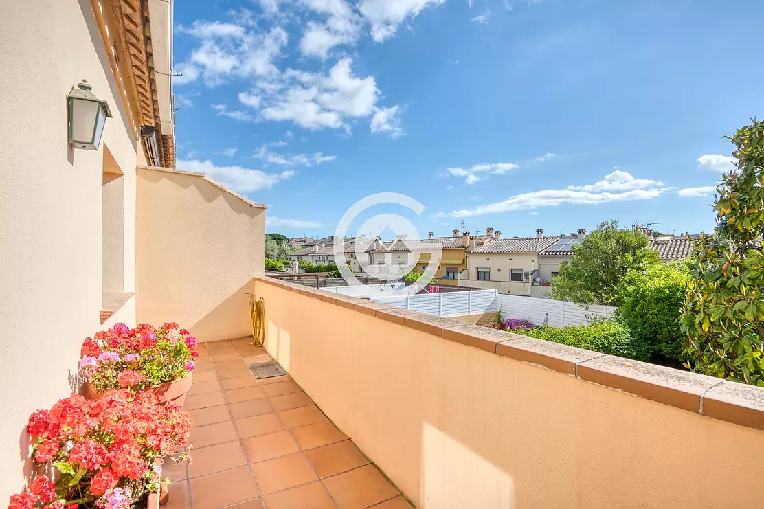 Acollidora casa adossada amb 3 habitacions , jardí privat en zona molt tranquil de Palafrugell
