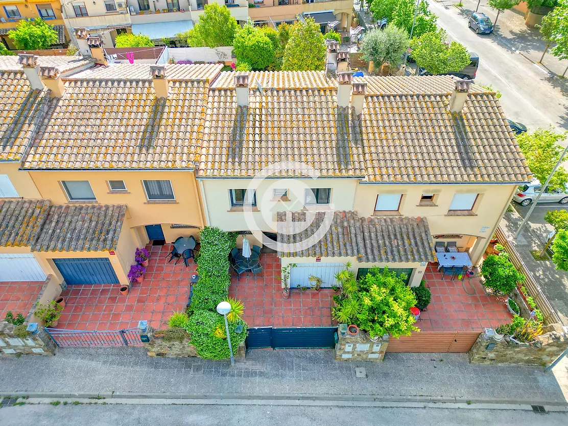 Acollidora casa adossada amb 3 habitacions , jardí privat en zona molt tranquil de Palafrugell