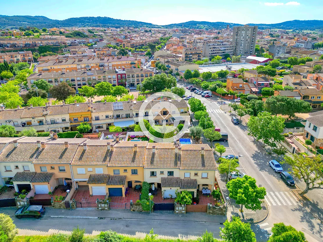 Acollidora casa adossada amb 3 habitacions , jardí privat en zona molt tranquil de Palafrugell