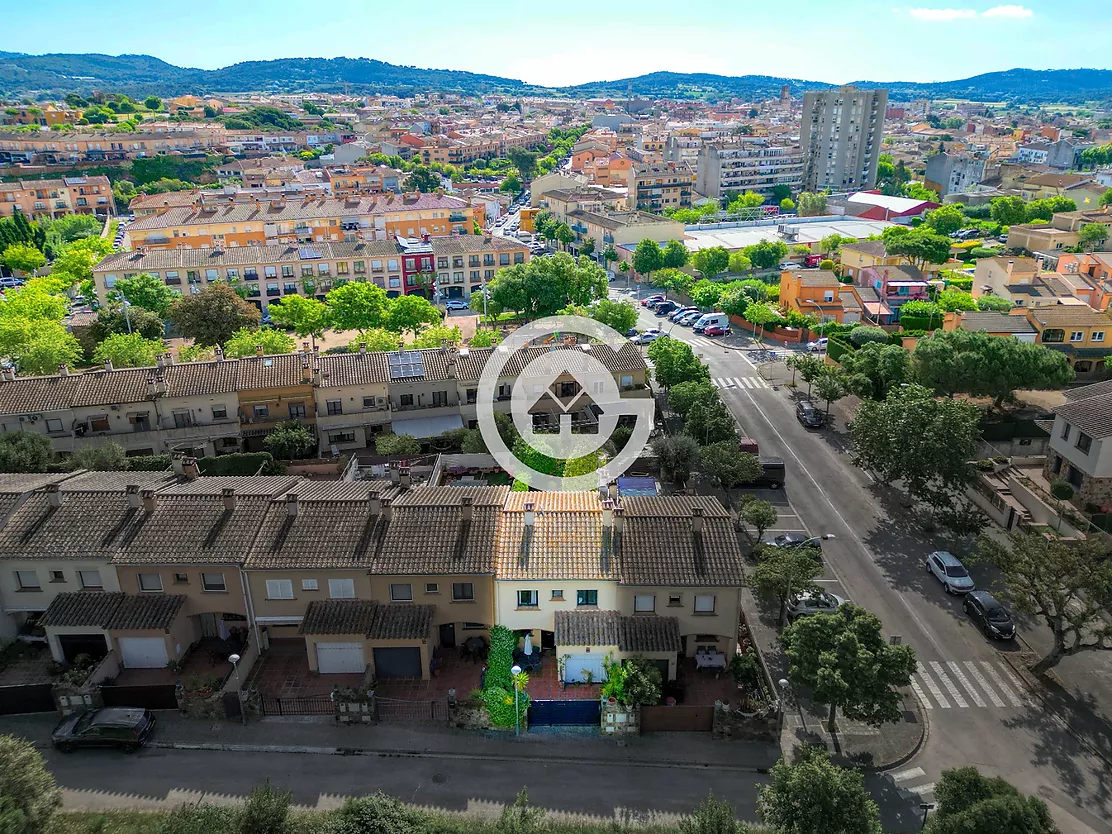 Acollidora casa adossada amb 3 habitacions , jardí privat en zona molt tranquil de Palafrugell