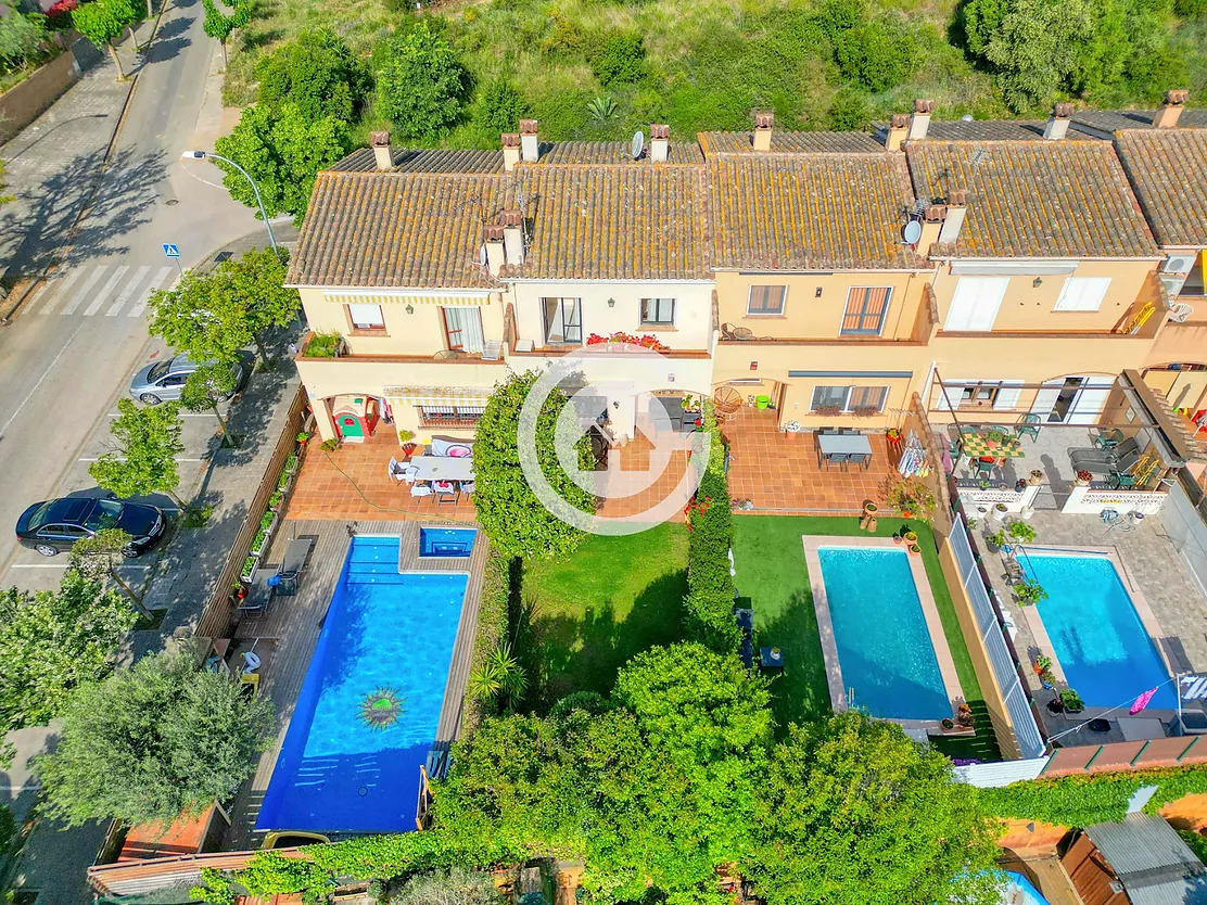 Acollidora casa adossada amb 3 habitacions , jardí privat en zona molt tranquil de Palafrugell